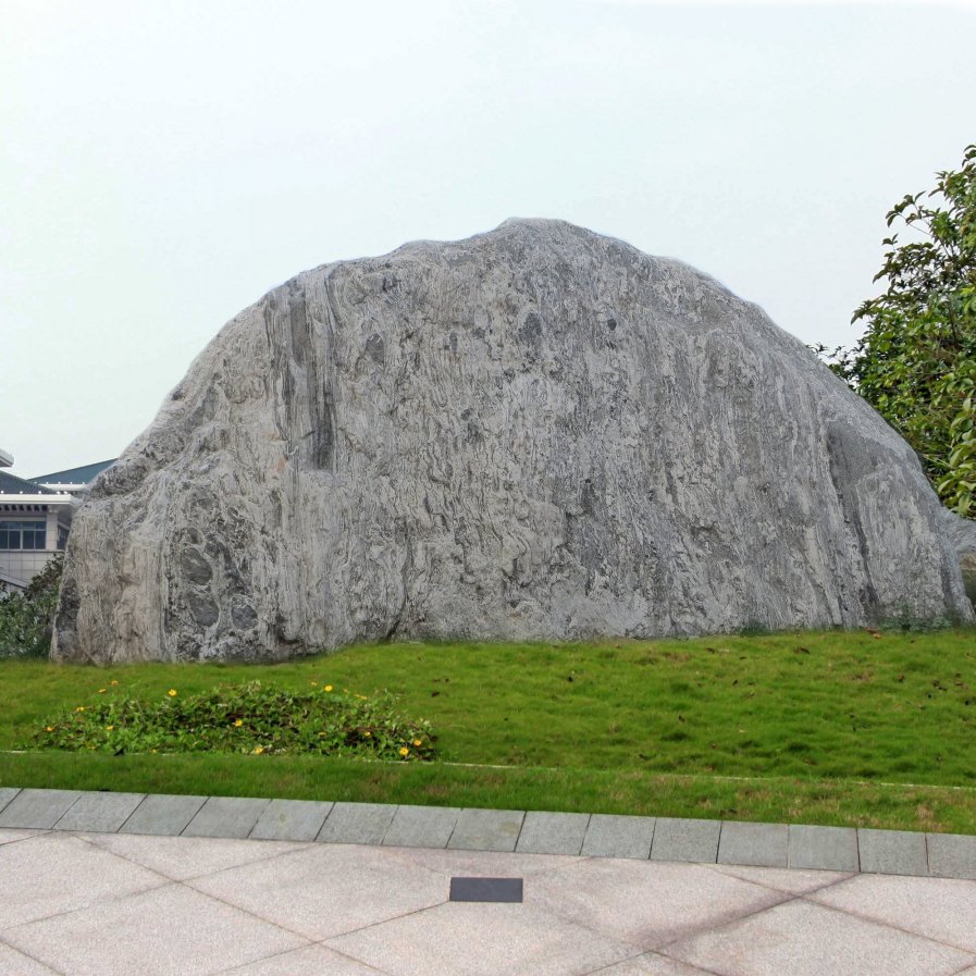 泰山石敢当，铸就校园之魂——武汉58吨景观石落户校园草坪